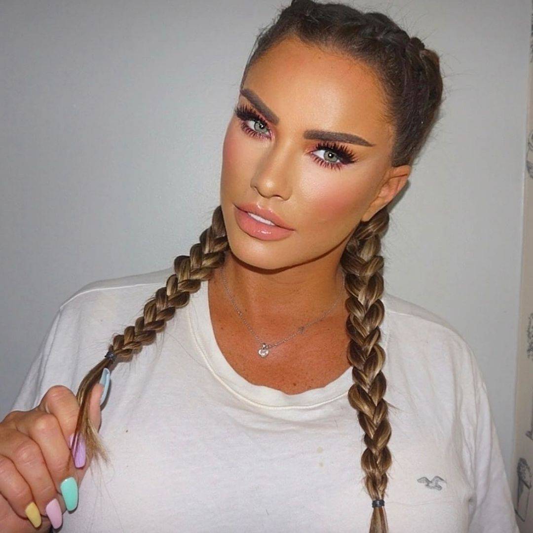 Katie Price. Ne tone. Ona pluta