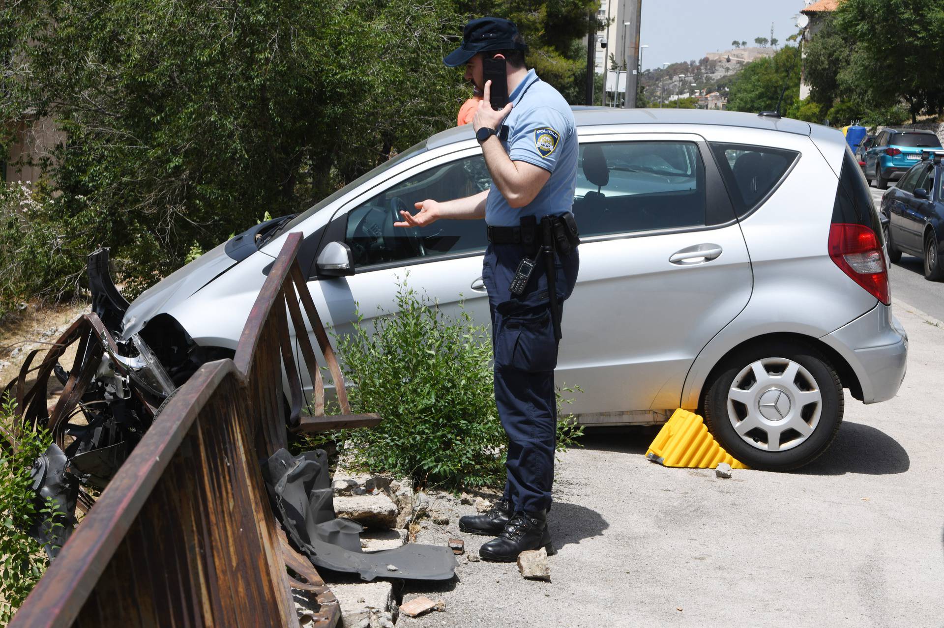 U Šibeniku automobilom probio ogradu i visi iznad provalije