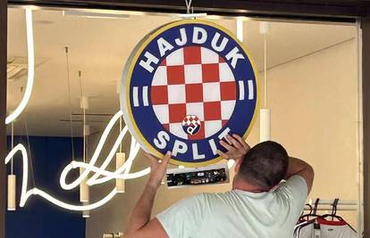 FOTO Neočekivani problem za Hajduk! Netko je na njegovu trgovinu zalijepio Dinamov grb