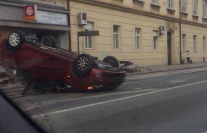 Sudarila se dva automobila: Jedan se prevrnuo na krov