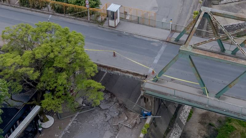 FOTO/VIDEO Srušio se dio mosta u BiH, Gradiška u kolapsu: 'Sreća da nitko nije prolazio...'