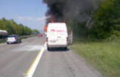 Na autoputu planuo kombi, požar gasili drugi vozači