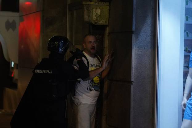 Beograd: Žandarmerija je uništila blokadu kod Strojarskog fakulteta i krenula prema Pravnom