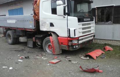 Eksplozivna naprava oštetila parkirani kamion i prozor kuće