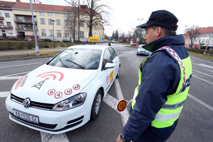 Na predavanjima razmak od metar i pol, u autu svi maske...