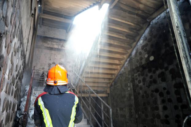 Požar u trgovačkom centru Dalmare u Šibeniku, vatra je zahvatila krov