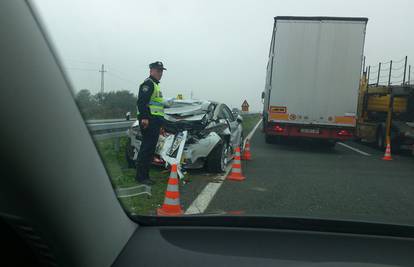 Kamionom se zabio u kolonu, a cisterna okrznula muškarca