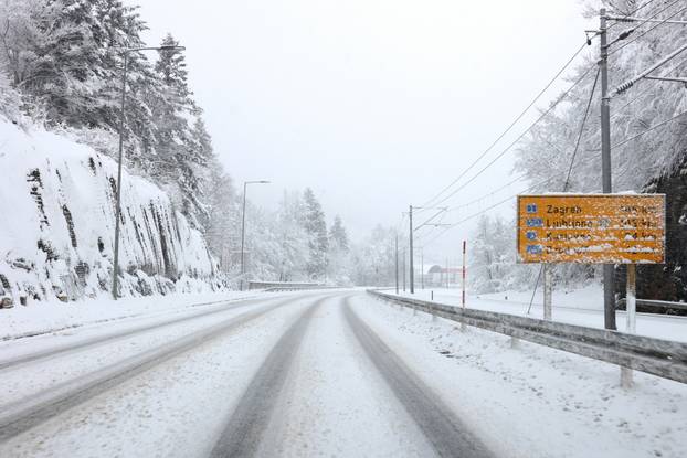 Zbog snijega otežan promet u Gorskom kotaru