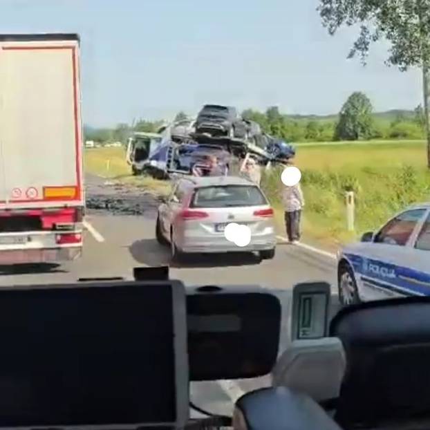 Fotografije s mjesta strave: Ovdje su se sudarili kamion i auto. Dvoje ljudi poginulo