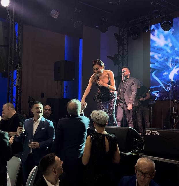 FOTO Evo kako bjegunac Mamić trga košulju, ljubi ruku udovici zločinca i bogato kiti tamburaše