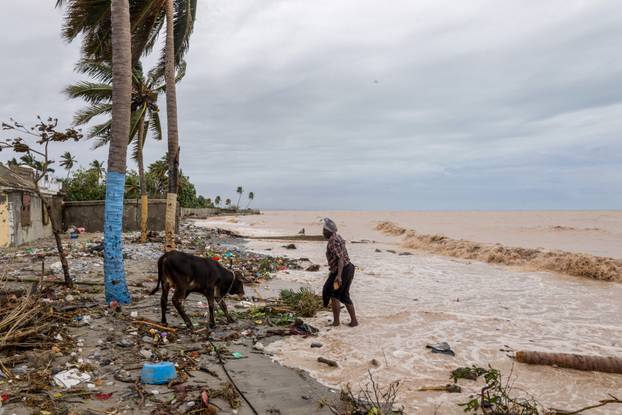 Hurricane Melissa brings heavy rains to Les Cayes