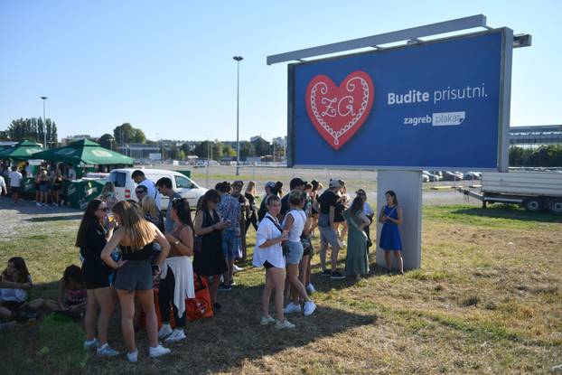 Zagreb: Na Hipodromu se okupljaju fanovi Eda Sheerana gdje će večeras održati koncert