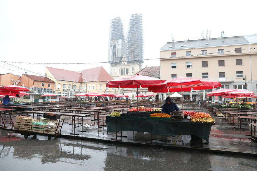 Zagreb: Jesenska kiša ispraznila Dolac