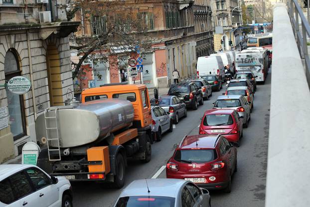 Rijeka: GuÅ¾va u prometu zbog zatvorene AdamiÄeve ulice nakon uruÅ¡avanja skele