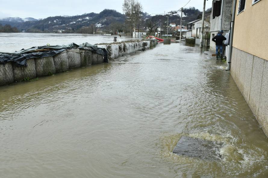 Dio Hrvatske Kostajnice pod vodom, izlila se rijeka Una