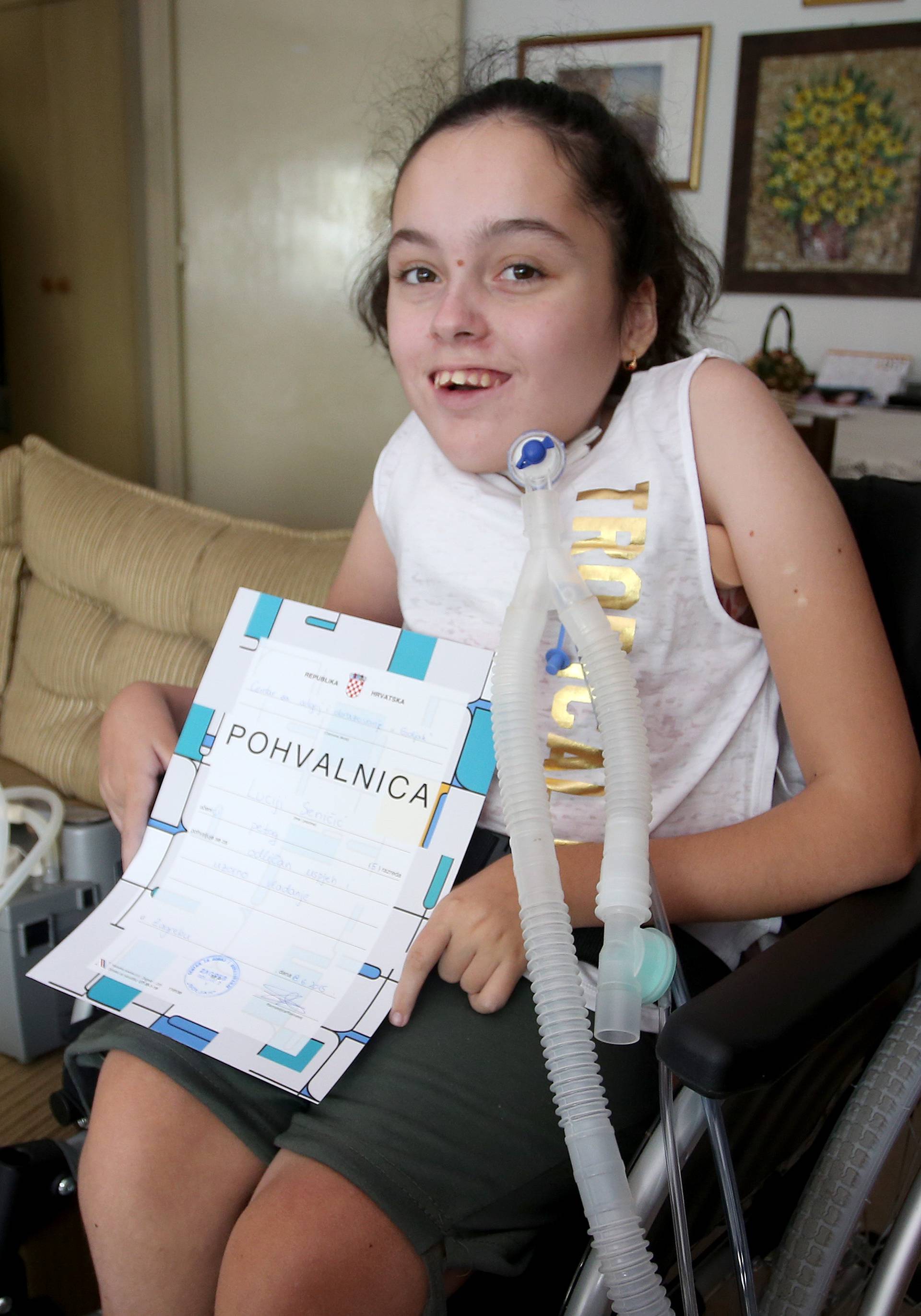 Luciji (14) je najveći san ravna kralježnica: 'Želim ići u školu'
