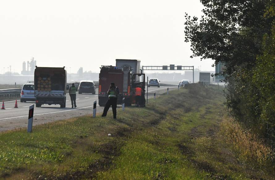 Automobil je sletio s ceste i zapalio se, putnici su izgorjeli