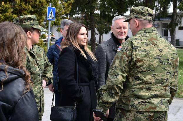 Na svečanoj prisegi ročnika u Požegi pozornost je privukla Diva Perković, kći pjevača Marka Perkovića Thompsona