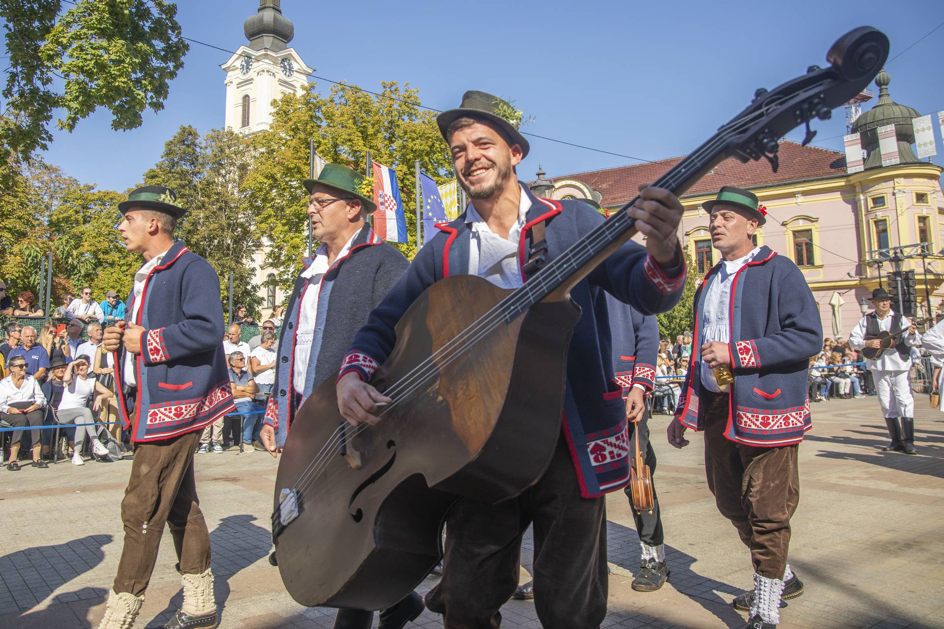 Svečani mimohod sudionika 59. Vinkovačkih jeseni