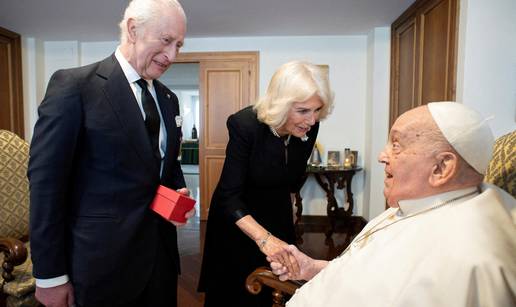 Kralj Charles i Camilla posjetili papu Franju: 'Sretni su jer je bio dovoljno dobro da se sastanu!'
