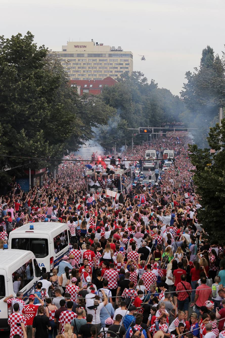 GraÄani u Savskoj ulici pozdravljaju Vatrene na putu prema Trgu