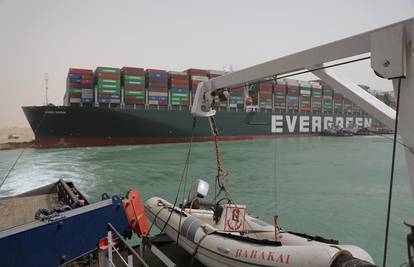 Sueski kanal: Nasukani brod i dalje blokira promet, poremetio je svjetske lance nabave
