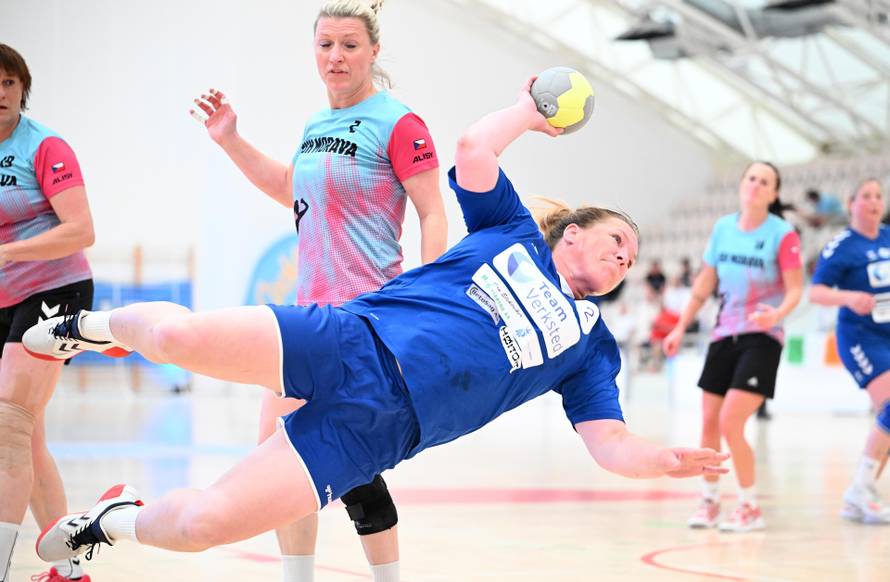 Iskrene emocije preplavile su omišku dvoranu. Drago Vuković podijelio je medalje i pehare...