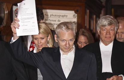 Assange na slobodi: Wikileaks će objaviti podatke o bankama