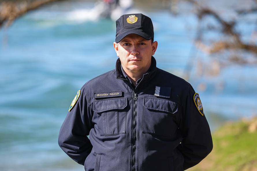 24sata Hrvatska Kostajnica: Policajci koji su prvi pronašli migrante koji su spašeni iz rijeke Une