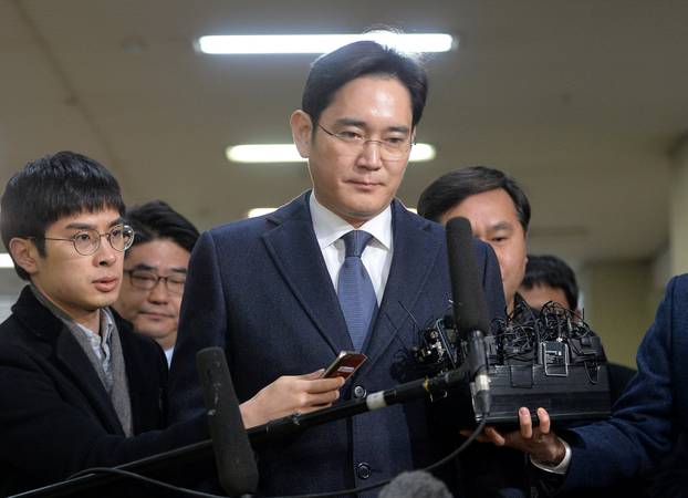 Samsung Group chief, Jay Y. Lee, arrives at the office of the independent counsel in Seoul