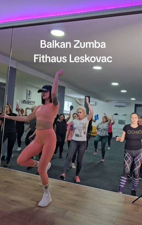 VIDEO Ova zumba iz Srbije hit je Interneta! Žene uz instruktoricu Lauru skaču na zvuke turbofolka