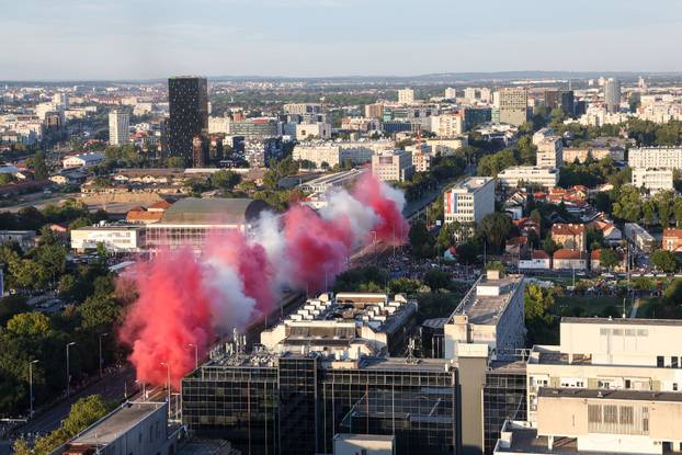 Zagreb: Vojni mimohod završio uz veličanstveni pirotehnički šou 