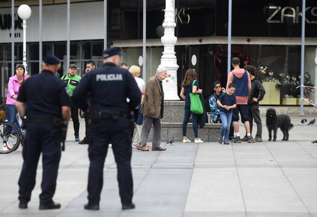 Zagreb: Nekoliko građana na Trgu prosvjedovalo protiv 5G mreže i cijepljenja