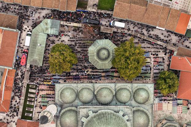 Sarajevo: Pogled iz zraka na dženazu za Halida Bešlića u Gazi Husrev-begovoj džamiji