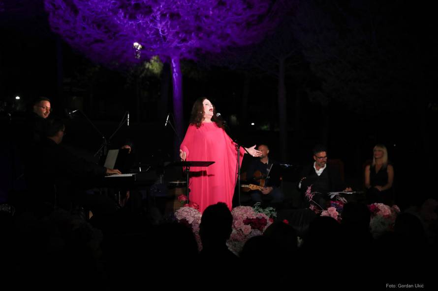 Otvoren 23. Art&More festival: Okupljene  je oduševio glazbeni program, stigla i Mila Elegović
