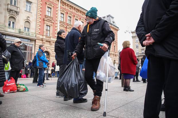 Zagreb, Prosvjed umirovljenika protiv siromaštva, korupcije i kriminala na glavnom gradskom Trgu
