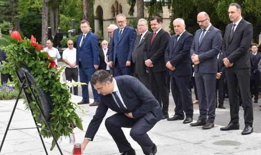 HDZ slavi 30 godina: Položili vijenac na Tuđmanovom grobu