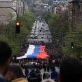 FOTO Počeo skup Vučićevih ljudi: Razvili su zastavu od 200 metara, zabavljaju ih trubači...