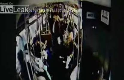 SAD: Dvoje djece visilo na vratima autobusa u vožnji