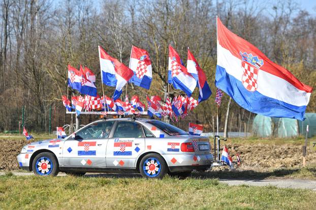 Navijač iz Međimurja svoj Audi ukrasio sa 60 hrvatskih zastava i krenuo u Zagreb na doček rukometaša