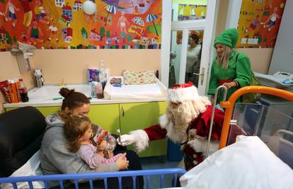 Rijeka: Djed Božićnjak donio je darove djeci u bolnici Kantrida