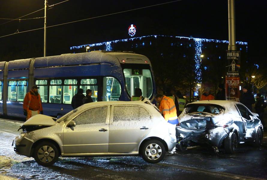 Zagreb: Sudarili se dva tramvaja i dva automobila kod Ravnica