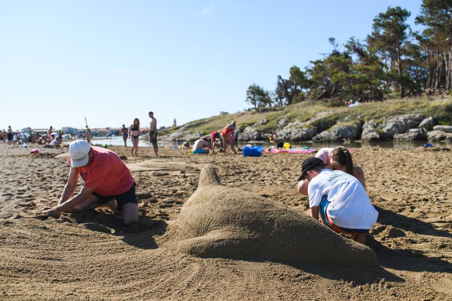 Prekrasne skulpture od pijeska uljepšale poznate plaže u Ninu