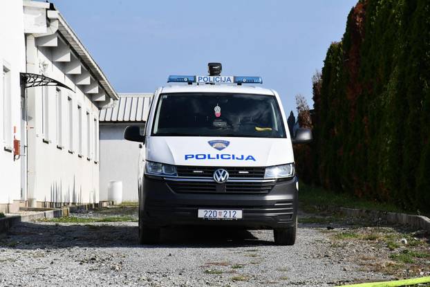 FOTO Izgorjeli skupocjeni auti kraj Požege: Viličarima ih iznosili da spriječe katastrofu