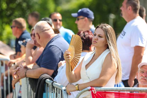 Zagreb: Građani se okupljaju duž trase vojnog mimohoda
