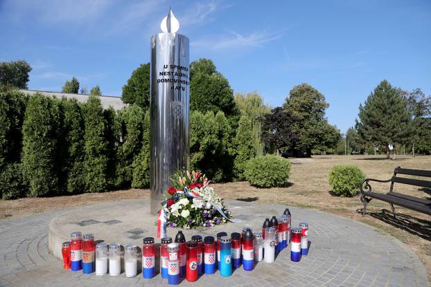 Vukovar: Polaganje vijenaca na spomen obilježju nestalim osobama u Domovinskom ratu
