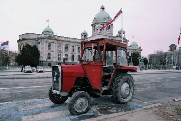 Beograd: Oštećeni traktori parkirani oko Pionirskog parka