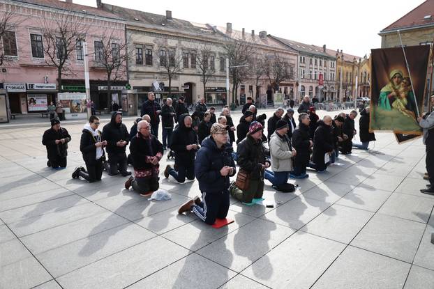 Dok u Osijeku jedni mole, drugi pak redovito u prosvjedu