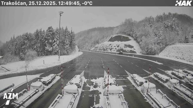FOTO Pogledajte kakvo je stanje na cestama u Hrvatskoj: Snijeg u Lici, sunce 'provirilo' na jugu