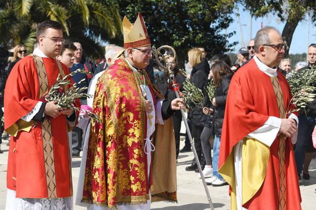 Šibenik:  Povodom blagdana Cvjetnice biskup Tomislav Rogić blagoslovio je maslinove grančice